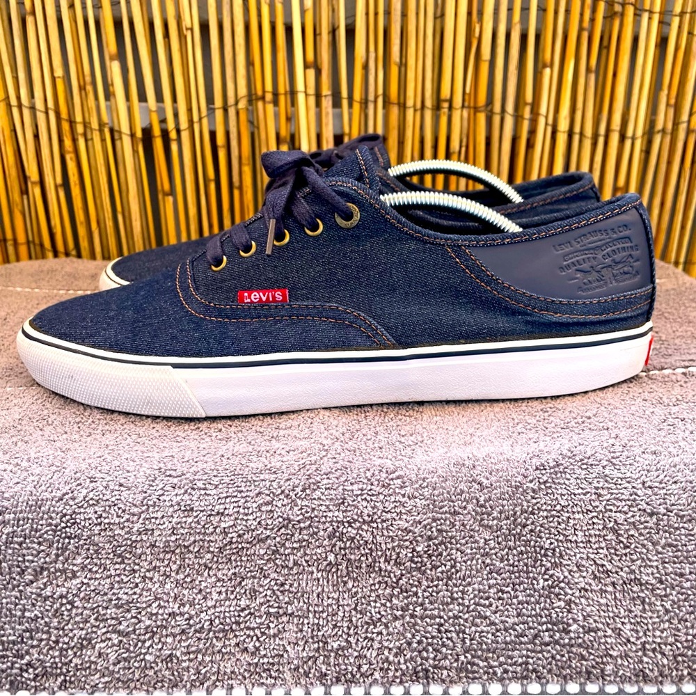 Size 11 Levi’s Denim casual fashion sneakers